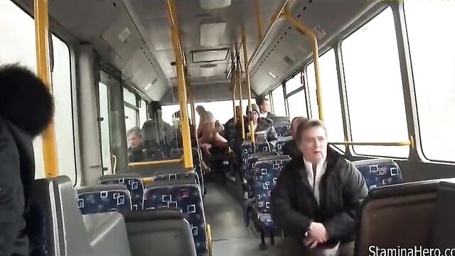 Парень публично трахнул блондинку в автобусе