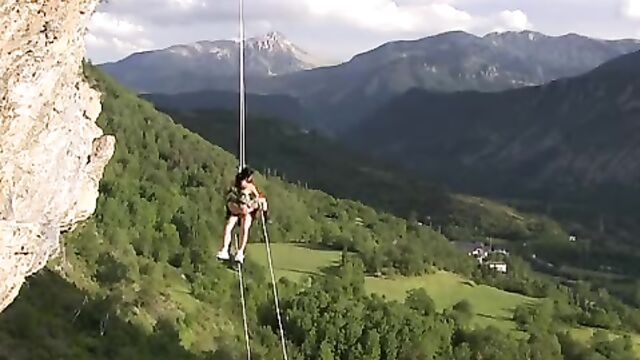 Экстремальный секс альпинистов в воздухе над пропастью