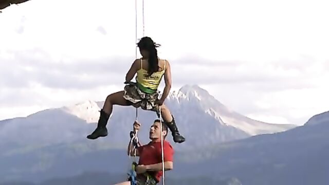Экстремальный секс альпинистов в воздухе над пропастью