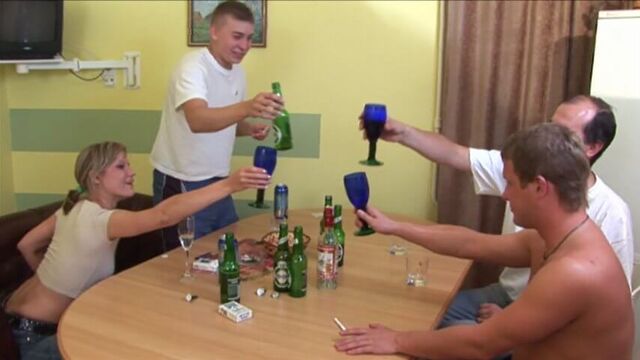 Русские пьяные студенты пробуют групповой секс