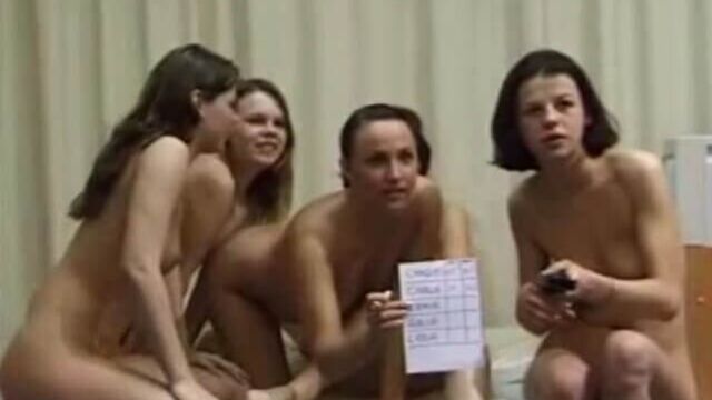 Русские девушки измеряют у кого глубже влагалище