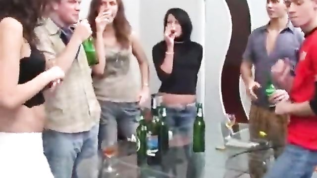 Групповое порно видео с русской студенческой вечеринки