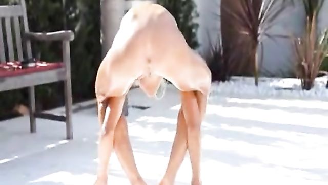 Худая голая девушка делает гимнастику