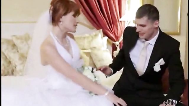 Русской невесте муж с другом засунули две шняги в очешник одновременно