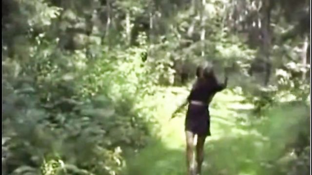 Русская девка в лесу трахнула себя бананом и обоссалась