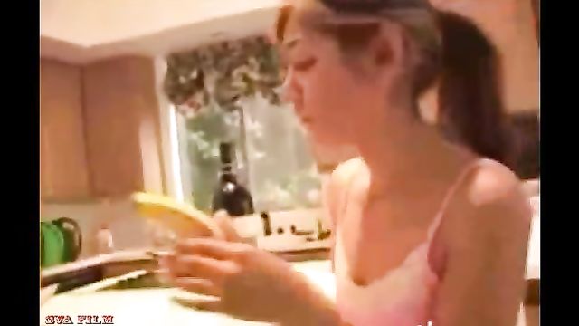 Русская 18-летняя трахает себя бутылкой и бананом
