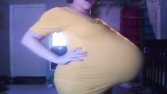 Нереально большой живот беременной мамаши