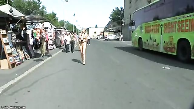 Сладкая блондинка Кароль гуляет голышом по улицам