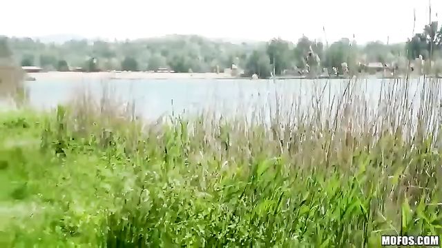 Порно видео: Ангелина Дорошенкова на берегу озера