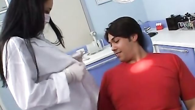 Пациент трахнул докторшу стоматолога в анал