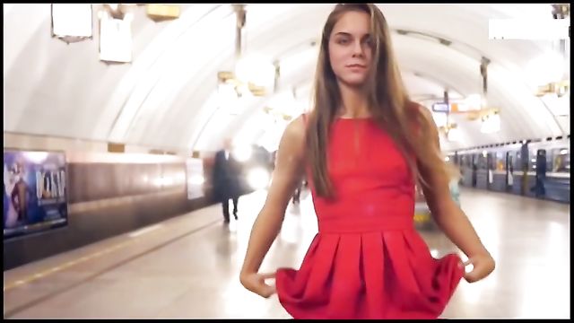 Не порно: Анна Довгалюк задирает юбку в метро
