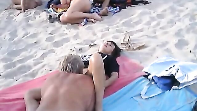 Групповые порно оргии нудистов на пляже: Секс в дюнах 4
