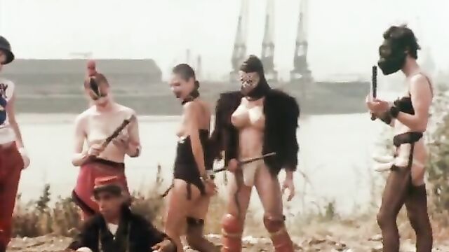 Тинто Брасс: Мотор! (1979) - эротическая комедия