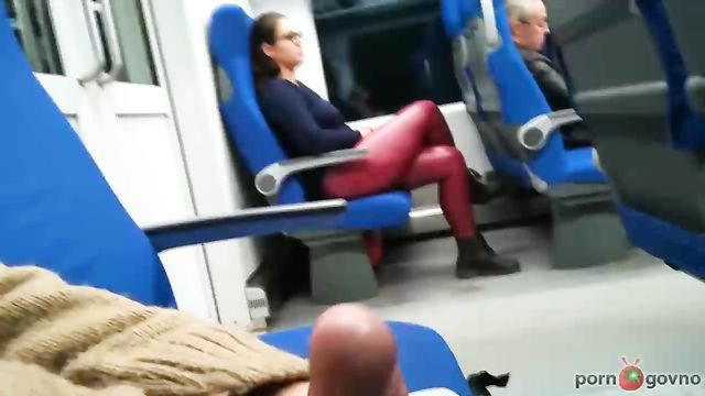 Девушка в метро не удержалась и присосалась...