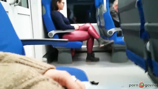 Девушка в метро не удержалась и присосалась...