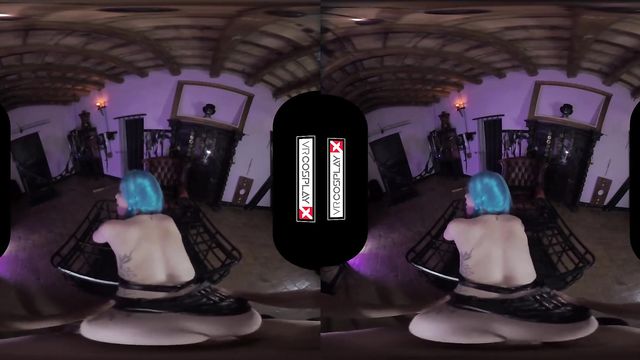 VR-porn: синеволосая красотка с длинными косами