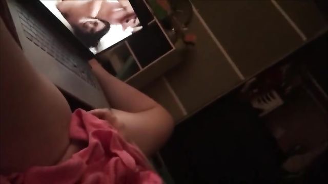 Красотка смотрит на ноутбуке порно и мастурбирует