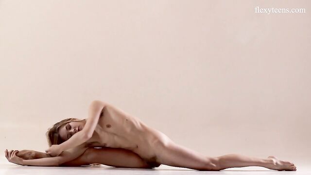 Молоденькая русская Рита Мочалкина показывает гибкость своего тела