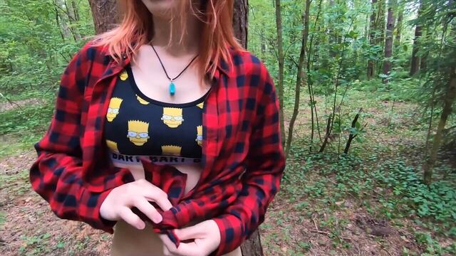 Секс с превосходной попкой в лесу у костра на природе...