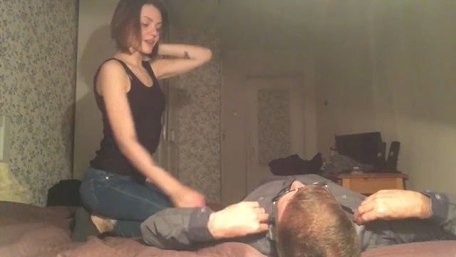 Русская девушка сама снимает домашнее любительское порно