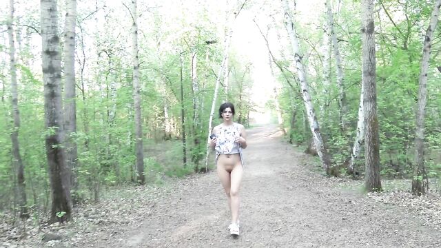 Русская красотка гуляет без трусиков в общественном парке