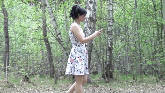 Русская красотка гуляет без трусиков в общественном парке