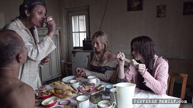 Извращенная семейка: Неожиданный завтрак, порно ужасы